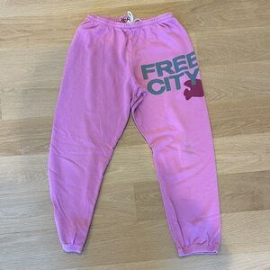 freecity woman’s Joggers in Pink with Logo

CIRCA'99 OG LETSGO OLDSCHOOL